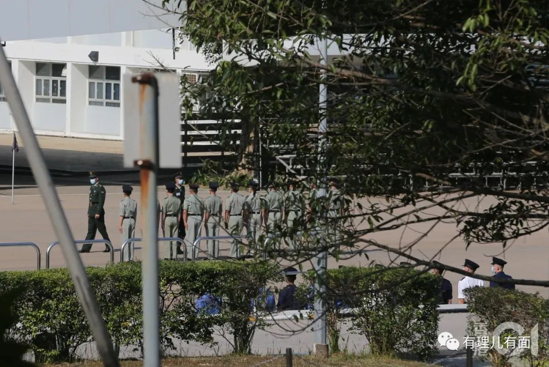 香港警察迈着解放军的步伐走来了！
