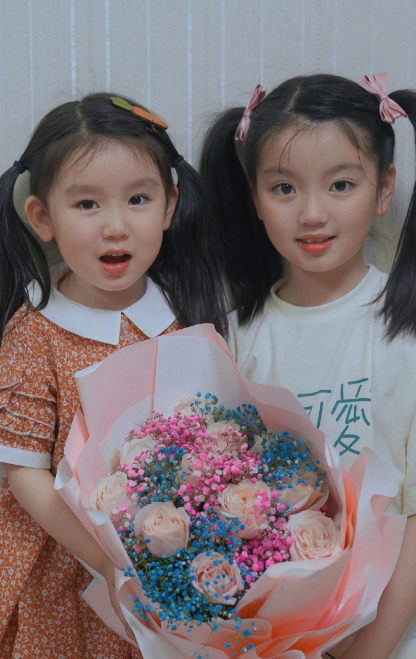 阿拉蕾与妹妹拍大片，近照又黑又瘦全程一个表情，不如妹妹有灵气