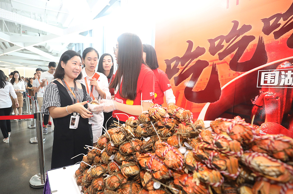 阿里巴巴食堂饭菜有多好？龙虾螃蟹应有尽有，网友：羡慕嫉妒恨