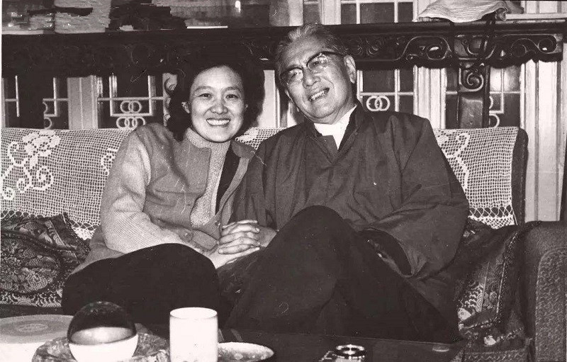 晚年乔冠华再娶年轻22岁妻子，孩子集体反对，毅