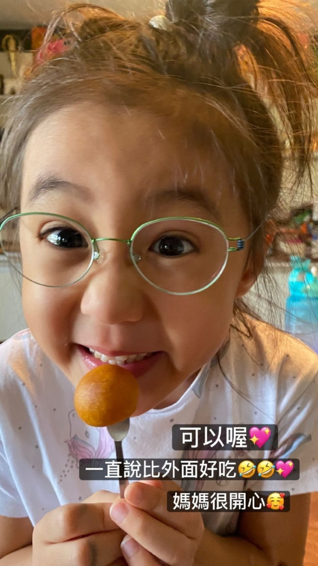 贾静雯亲自为女儿做美食，咘咘大赞妈妈厨艺，吃货模样古灵精怪