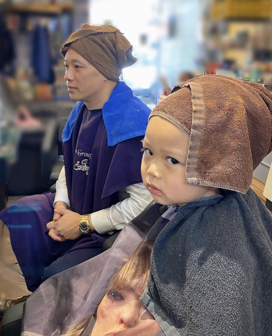 胡杏兒老公曬長子變魔術，奕霆戲精上身超愛演，大眼睛靈動顏值高