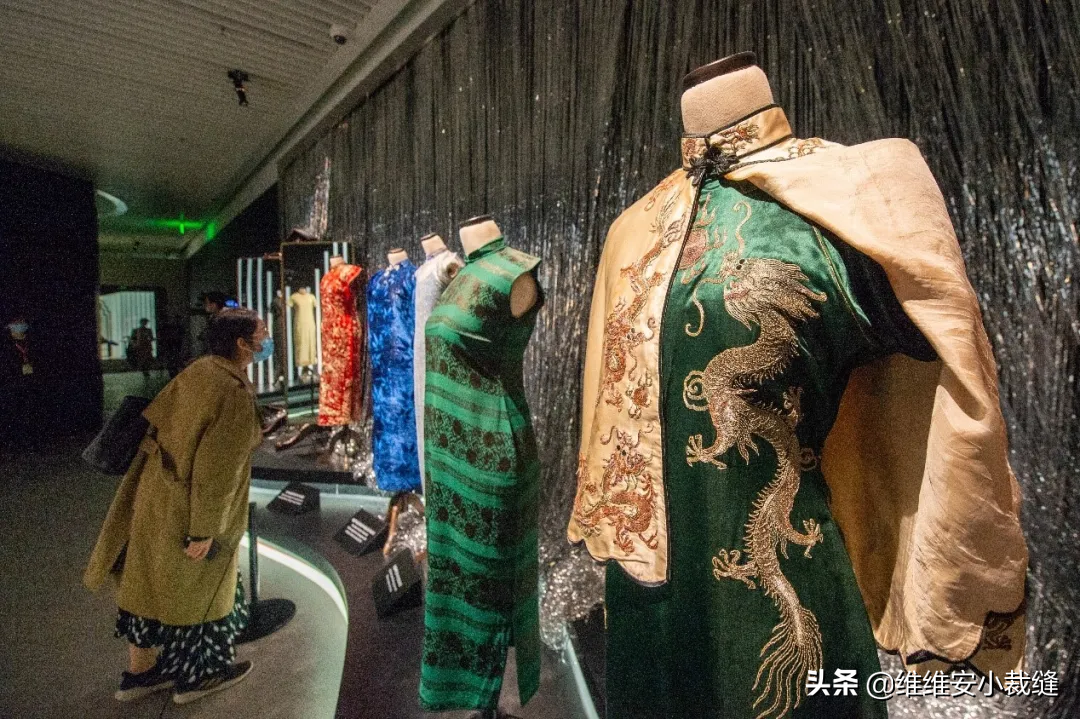 54岁张信哲不婚爱收藏！千件旗袍藏品惊艳众人，堪称国宝守护人