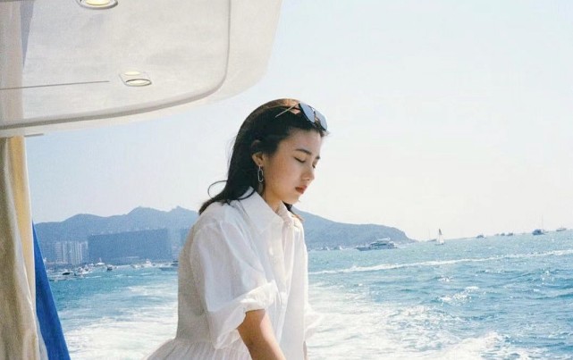 偶遇汪峰夫婦帶孩子用餐，章子怡跟小蘋果形影不離，母女關係親密