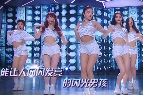 《青春有你2》5位成员参加《快本》众人都穿短袖