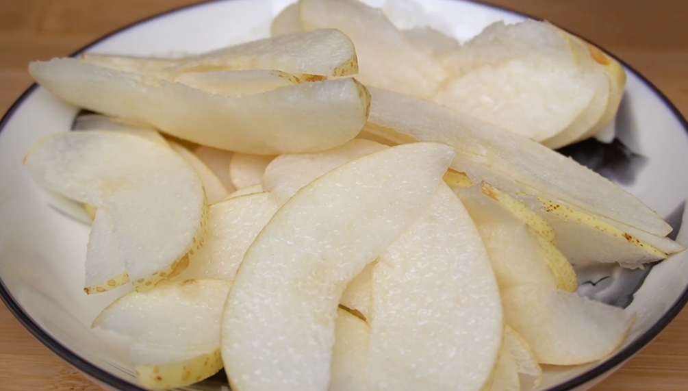 雪梨加生薑，作用真是厲害，現在知道也不晚，冬天家人常喝身體好