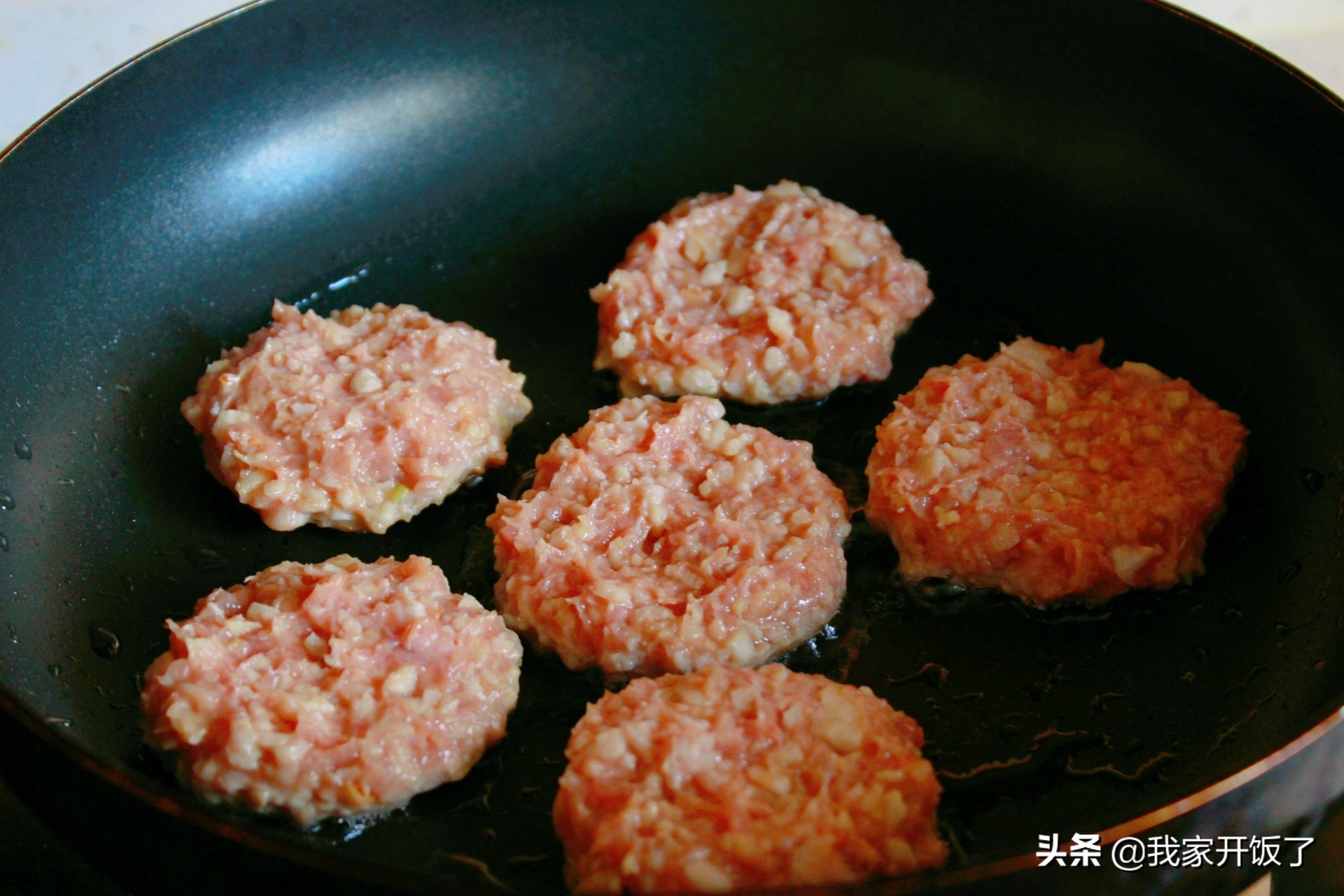 秋天莲藕最鲜，别凉拌了，做成藕饼抢着吃，香脆可口，好吃又滋补