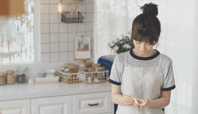 毛晓彤躲角落抽烟被拍，粉丝纷纷维护，杨颖抽