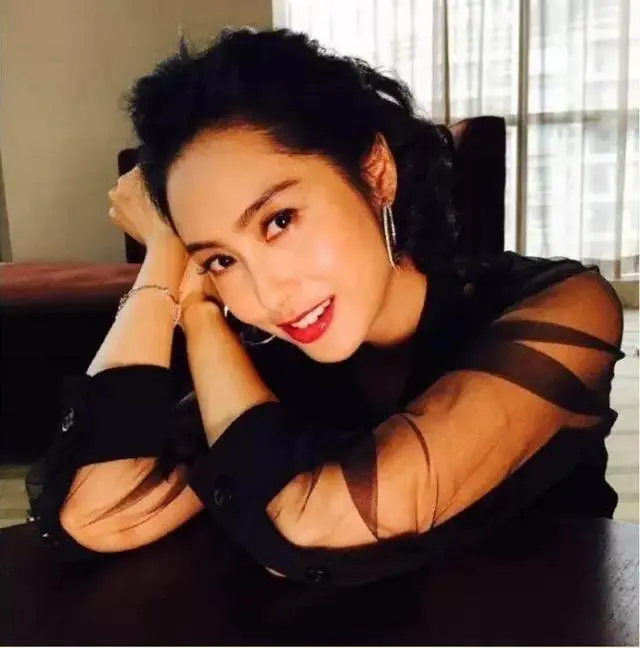 参观朱茵在香港的豪宅，被黄贯中宠爱了20年，连