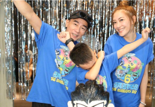陳小春一家五口逛街，吃不完飯還打包好節儉，弟弟坐嬰兒車好乖