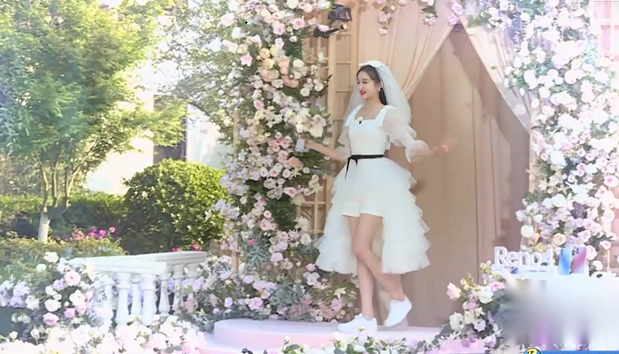 《奔跑吧》女嘉宾全员婚纱，只有关晓彤是例外