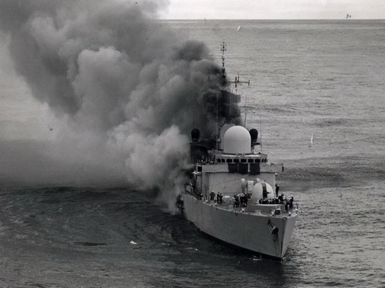 黑烟滚滚，伊朗3万吨军舰离奇沉没，事发时以色列潜艇在附近？