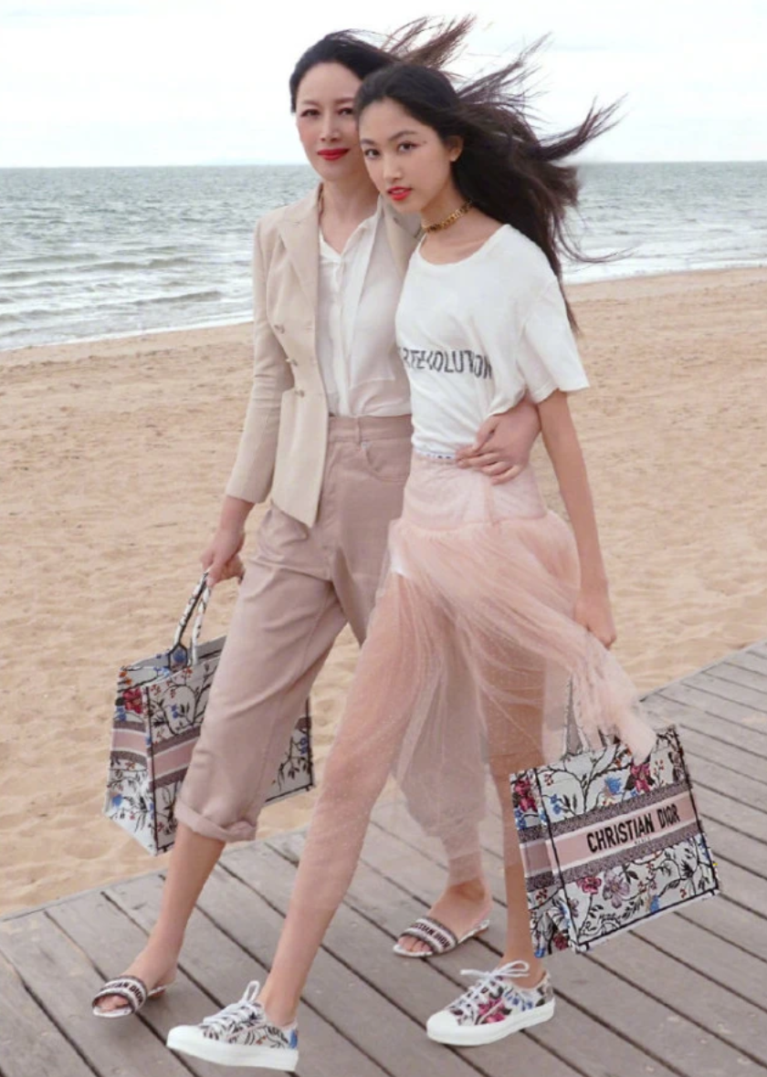 任达华15岁女儿近照，近1米8身高腿长赶超妈妈，蛮腰仅一把粗