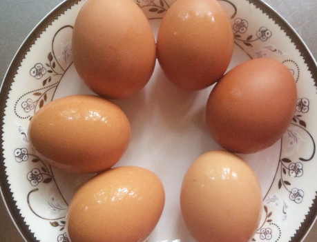图片[2]-煮鸡蛋时别直接就下锅老师傅分享3个小技巧鸡蛋嫩滑易剥壳-起舞食谱网