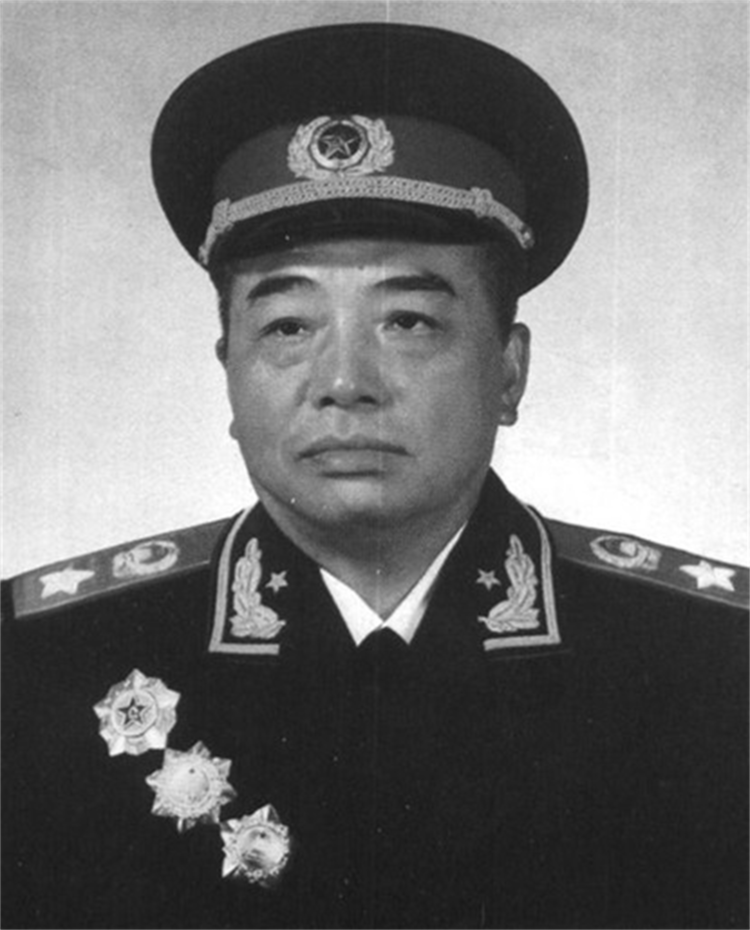 1951年，麦克阿瑟扬言要轰炸中国，结果半夜被杜鲁门解除一切职务