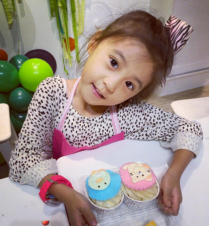 波妞圆嘟嘟萌脸超吸睛，有谁注意到身旁的姐姐？这双眼皮我慕了