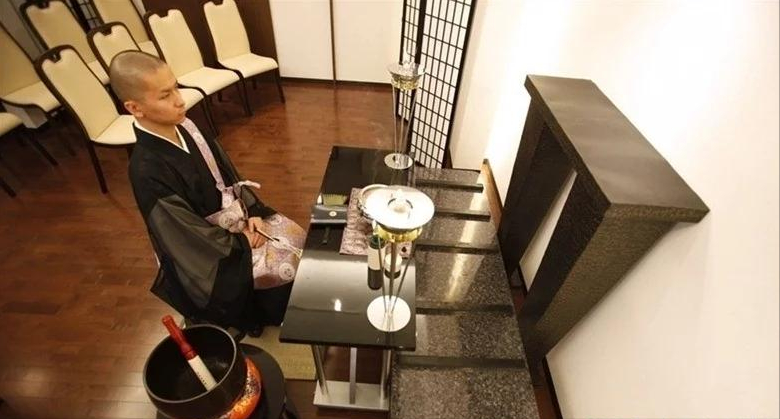 走進日本的屍體旅館：遺體太多來不及火化，家屬和死者同住