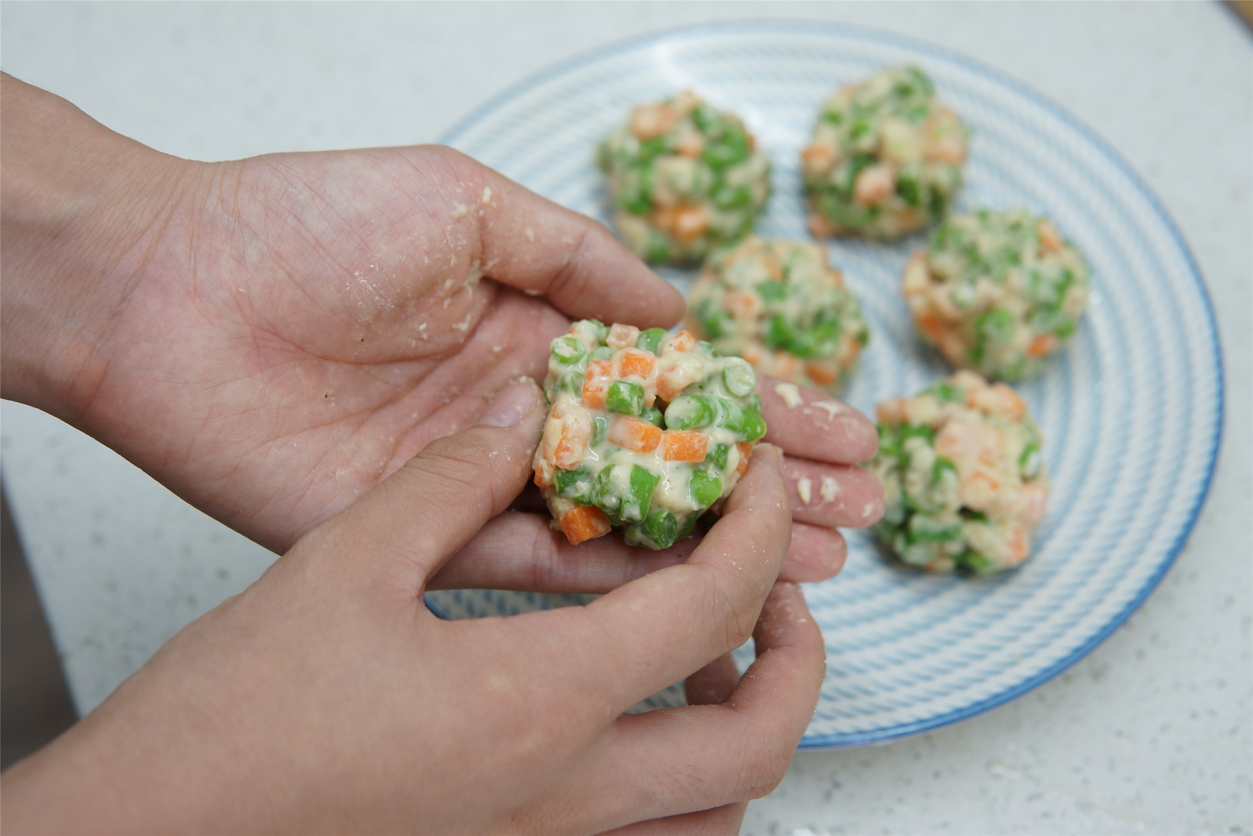 夏天，豆角和胡萝卜是绝配，蒸好蘸点料汁，一口一个，吃着真香