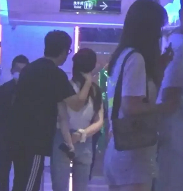 王岳伦晒一家三口幸福合照表白妻女，李湘“爱心”回应大度原谅