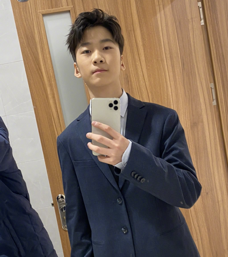 13歲天天長大了，穿西裝打領帶氣質佳，外形帥氣被讚像霸道總裁