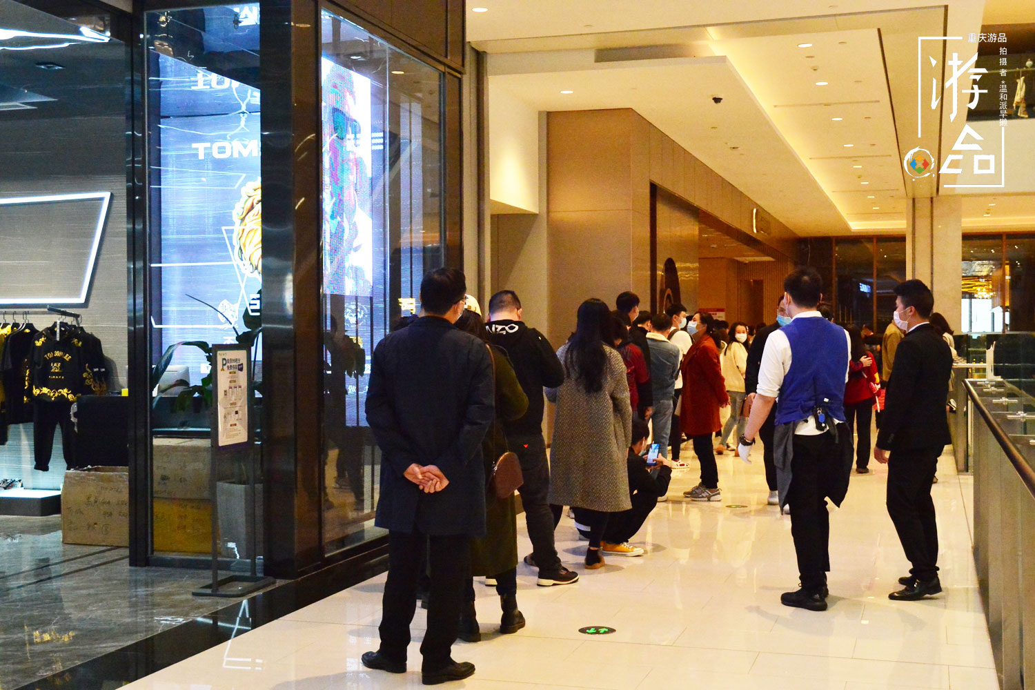 重庆人与海底捞的爱恨：嘴上说不好吃，但排队的人却很多