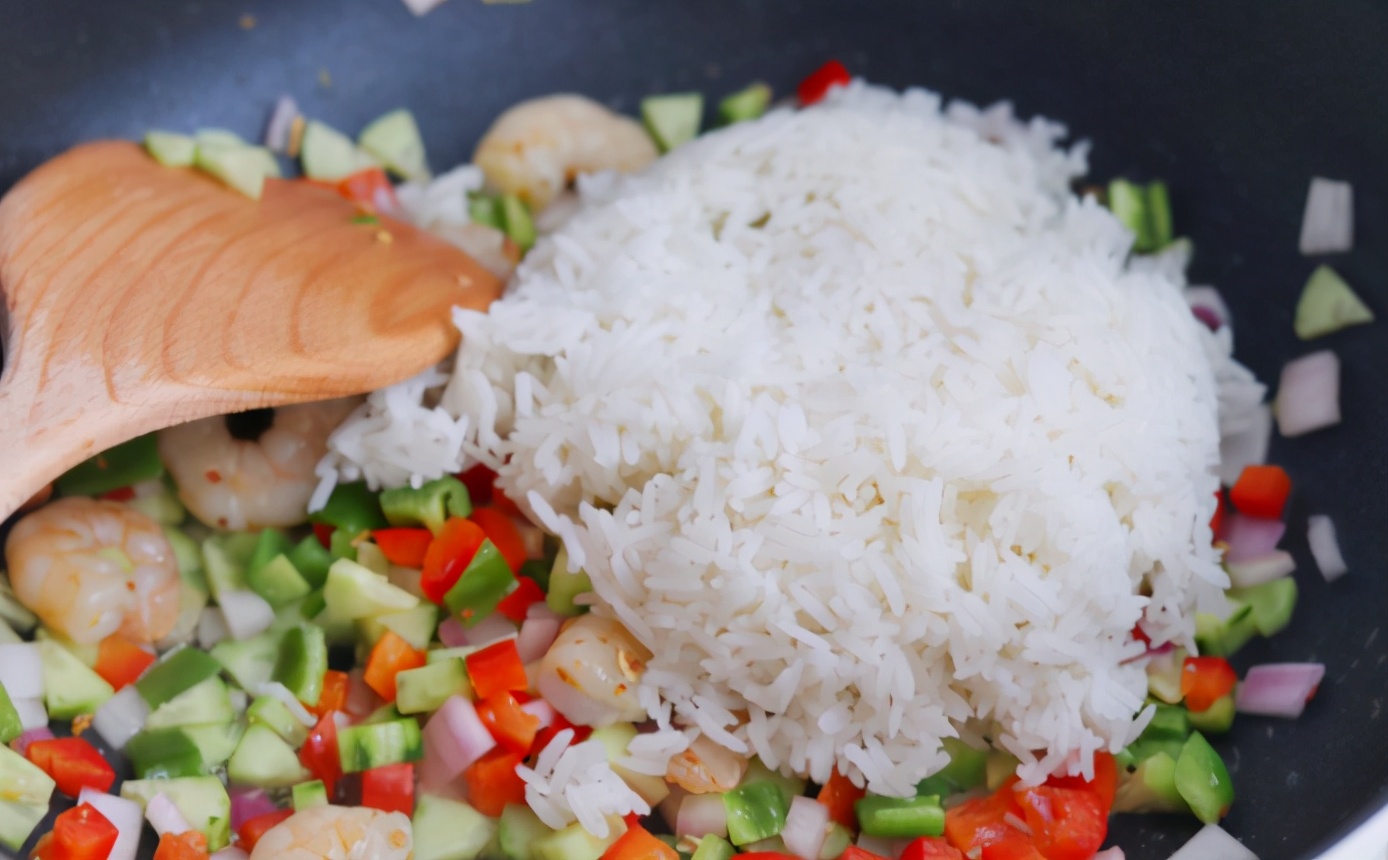 用剩饭炒一盘咖喱饭，在家也能吃出饭店的味道，连吃2碗都不够