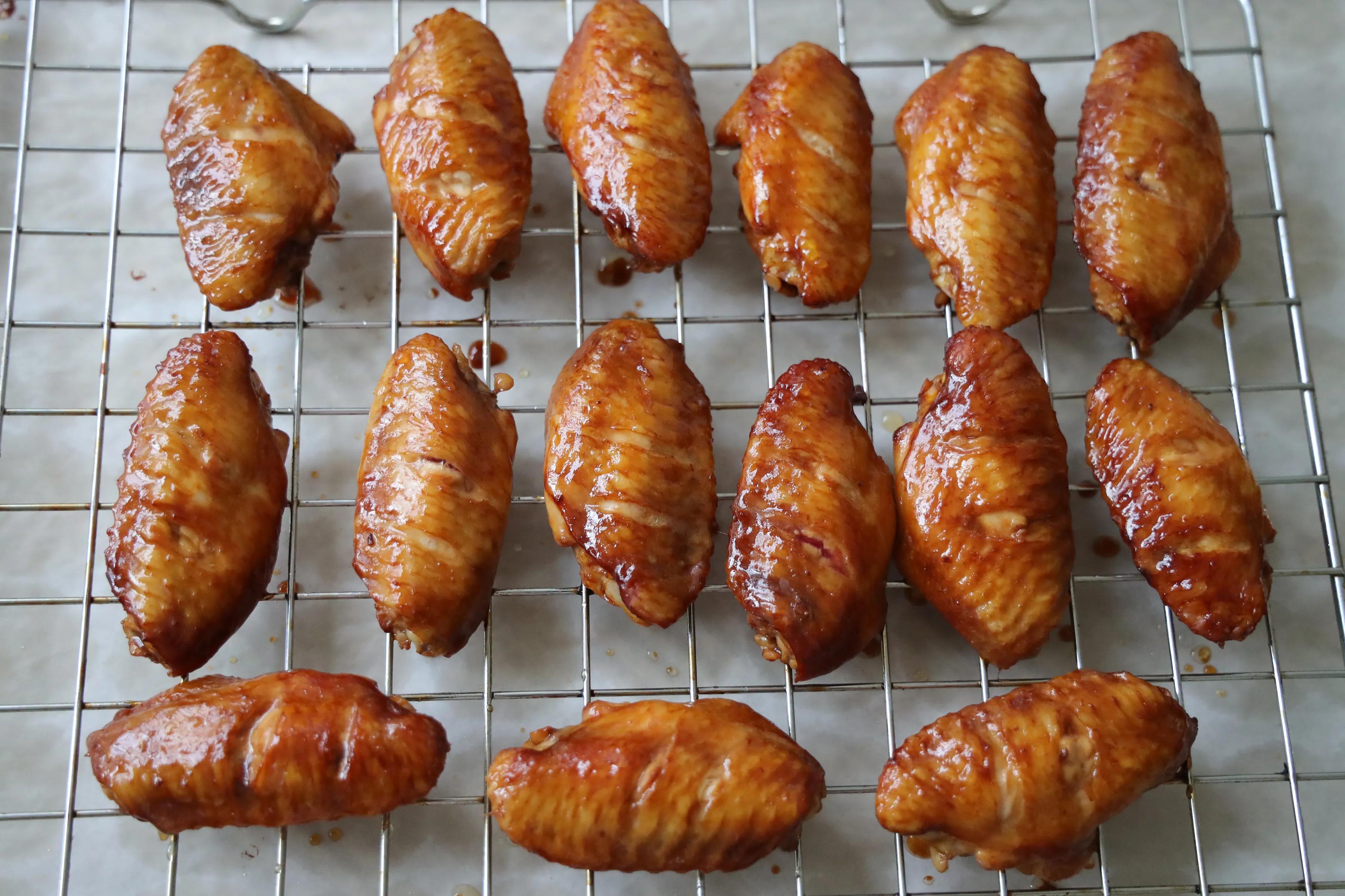 秋天，一定要试试鸡翅这吃法，比可乐鸡翅好吃更健康，孩子吃嗨了