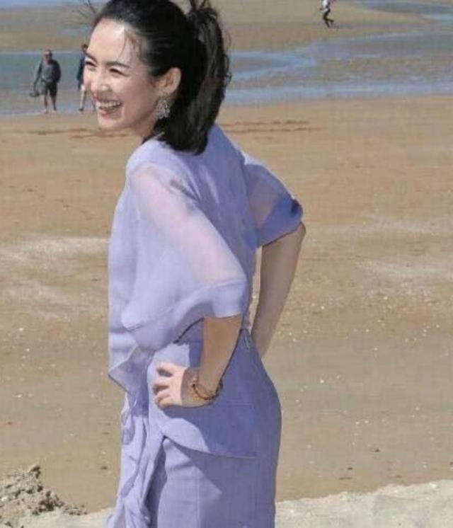 章子怡海滩照曝光, 当镜头照到全身后, 毫无修饰
