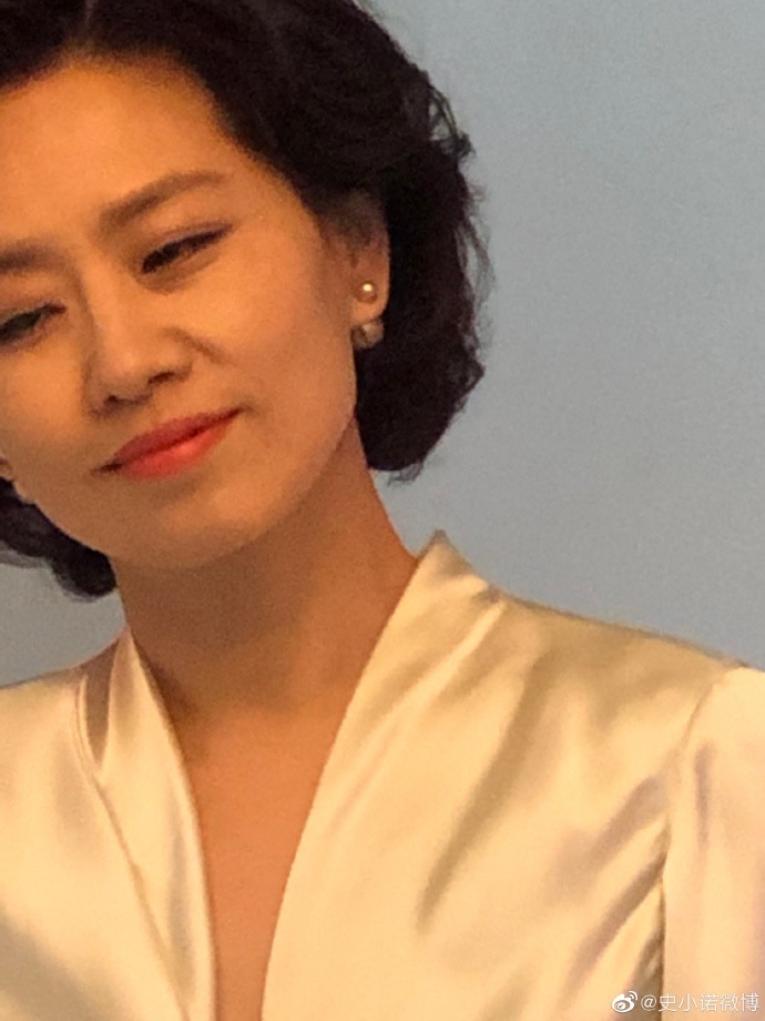 48岁央视主持史小诺罕晒工作照，细纹难掩好气质，女儿成小网红