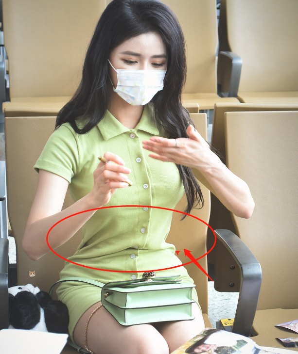 蔡卓宜穿牛油果短裙，谁注意到她的“沙漏腰”？身材丝毫不输吉娜