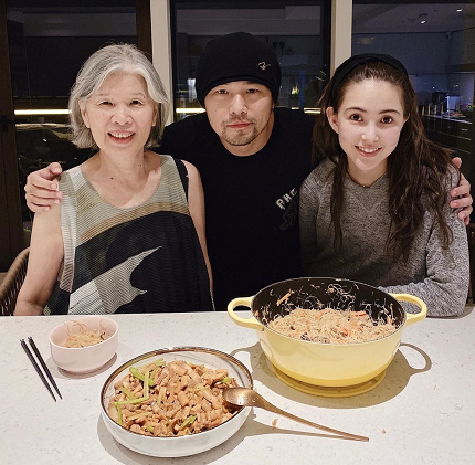 周杰倫攜媽媽妻子拜訪方文山，單臂摟住昆凌大方秀恩愛