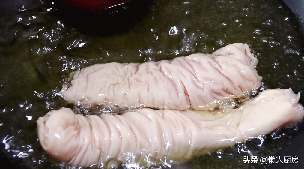 很多人不愛吃豬大腸，那是沒做好，放入脆皮水中，外皮酥酥脆脆