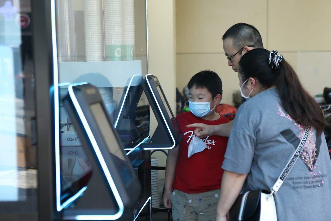 直击餐饮连锁品牌四大痛点，这个咖啡机器人的服务很到位