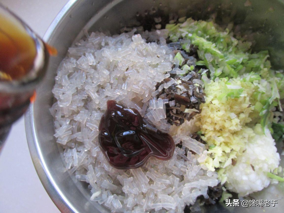 拌饺子馅时，先放油还是盐？一步错步步错，难怪饺子不鲜又难吃