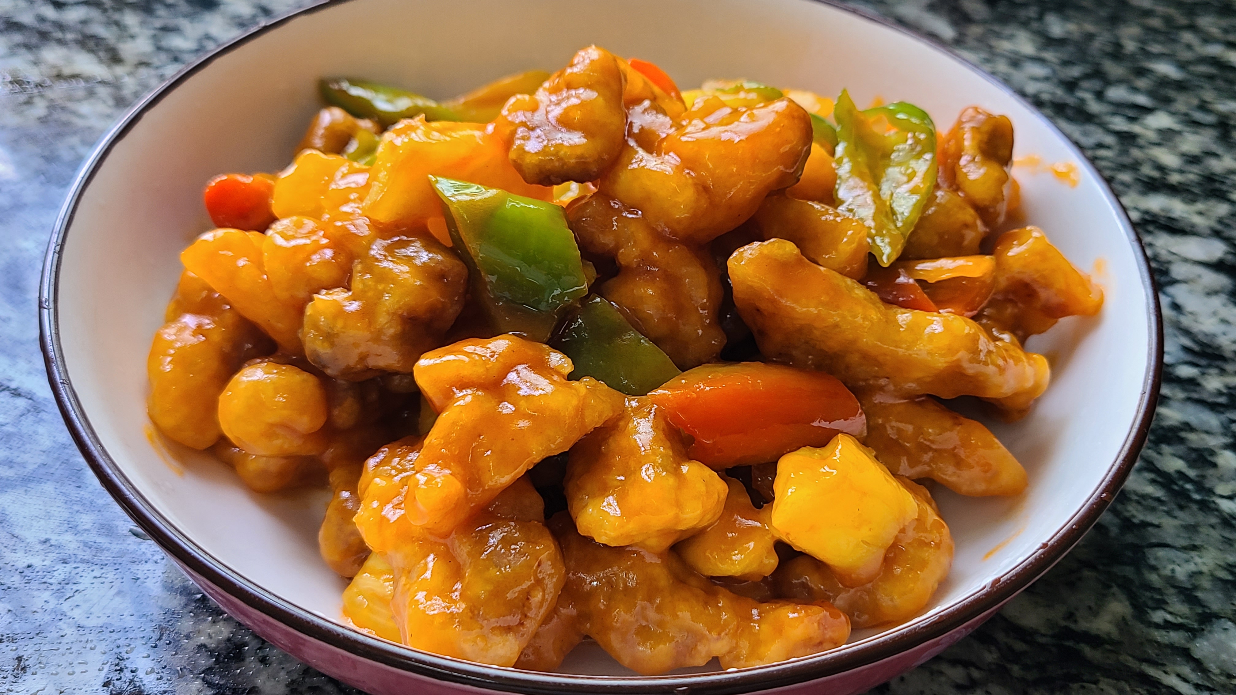 菠萝咕噜肉，广东夏天很火的一道美食，开胃又好吃，味道特别