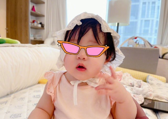 向佐父亲节晒家庭合照，与郭碧婷和女儿依偎，小奶皇正脸像妈妈