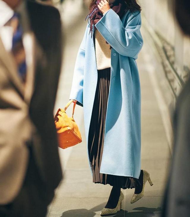 50歲矮個子女人穿衣要“謹慎”，入冬學日本博主這樣搭，很顯高