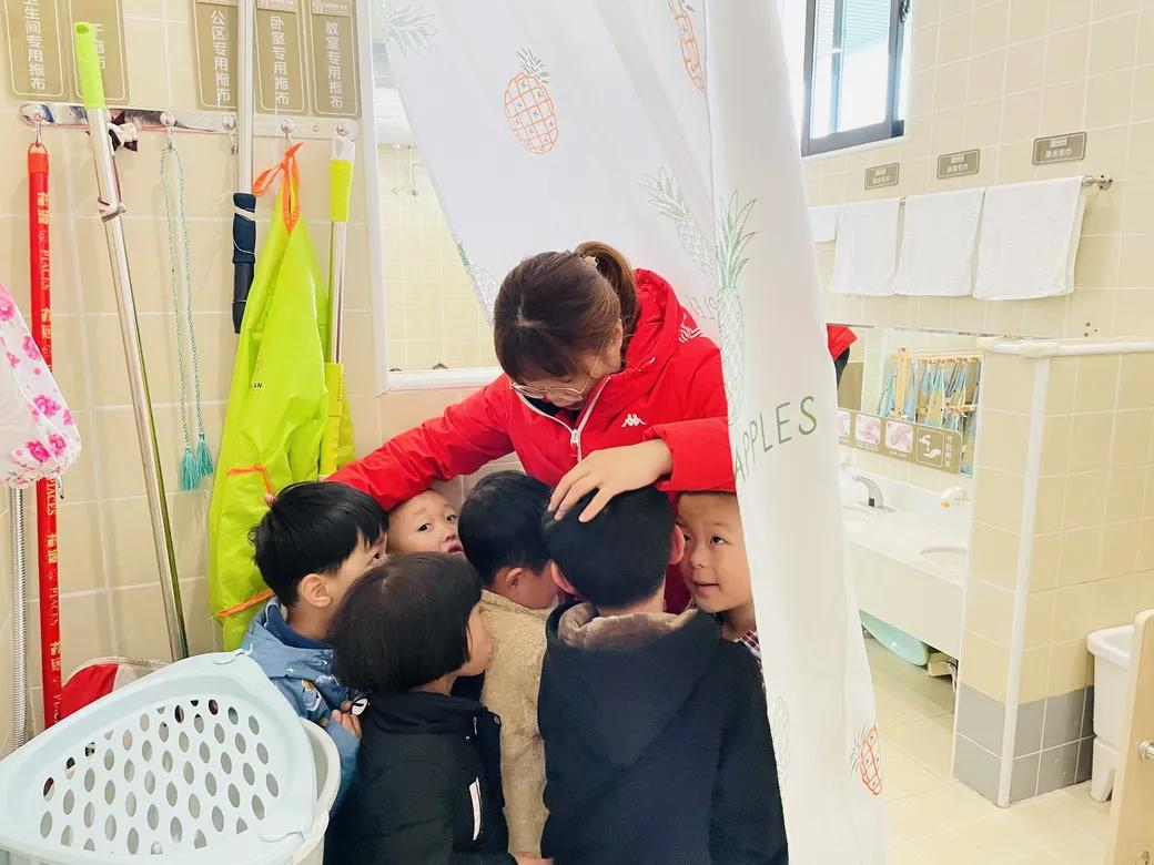 守护安全,警园同行——宁安幼儿园反恐防暴演练