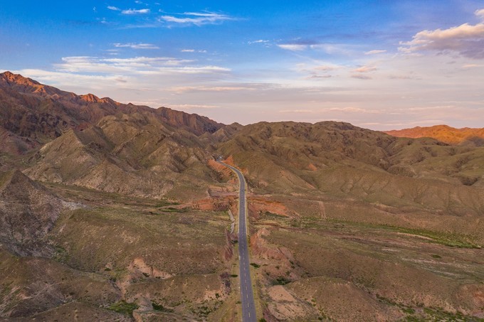 Ningxia Zhongwei Highway 66: One side of the desert and the Yellow River, there is also an ancient village hidden