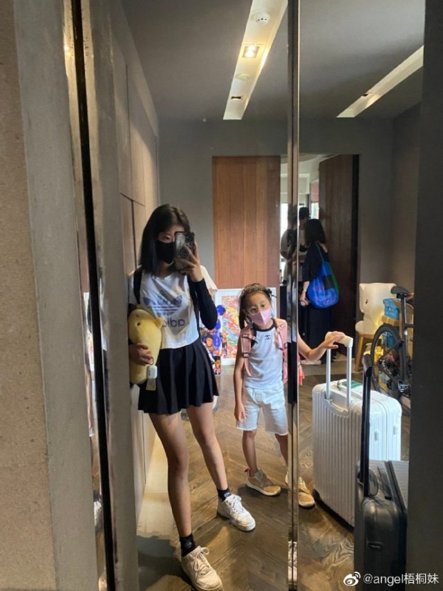 有其母必有其女！贾静雯女儿咘咘写字秒入睡萌翻，戴耳饰侧颜精致