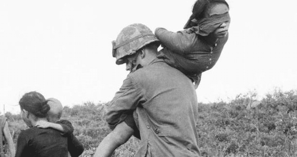 越战中美军不人道的行径，对女俘虏使用空孕催