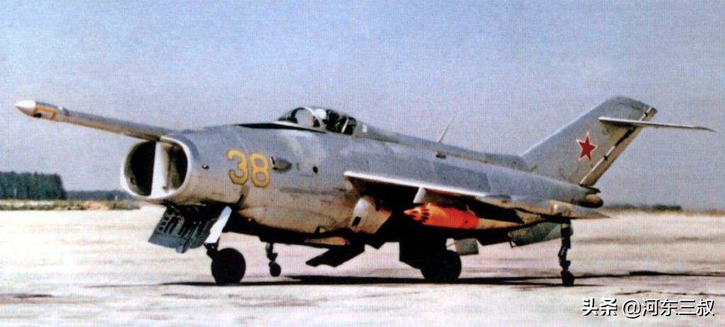 空中拼刺刀，造型独特的雅克-36垂直起降战斗机