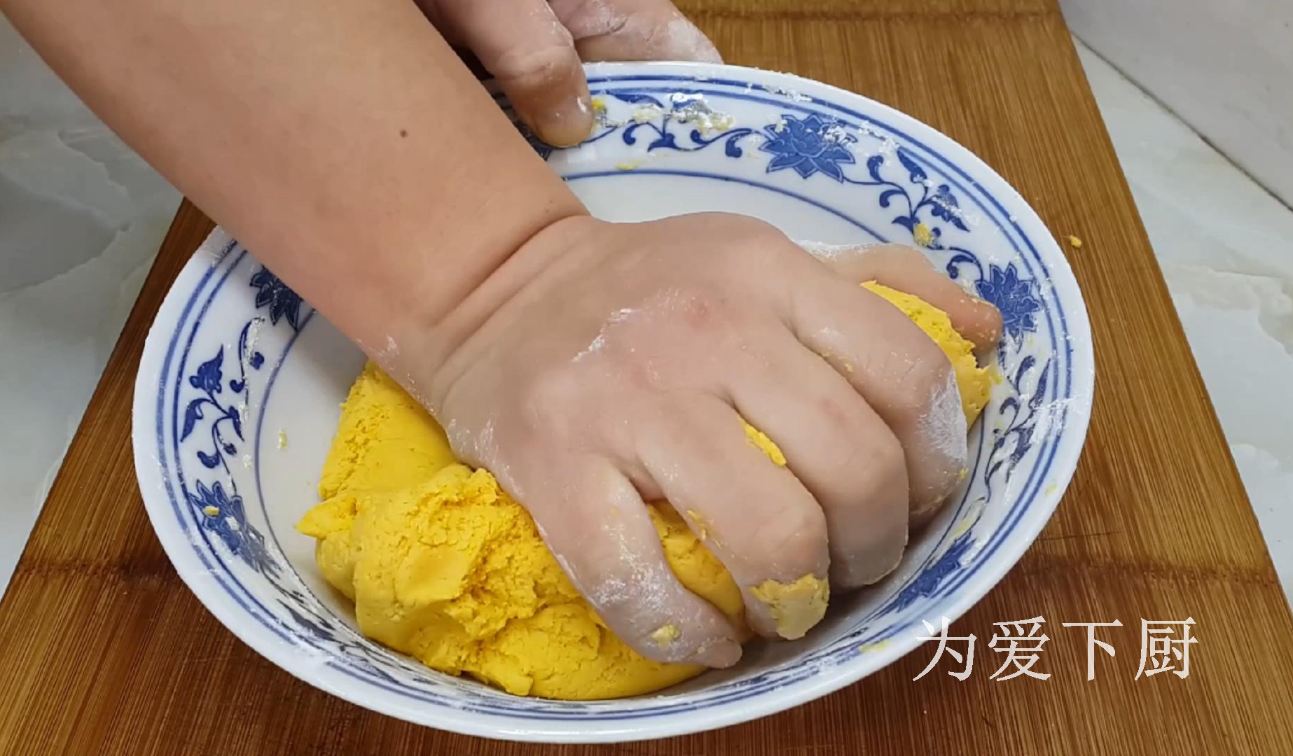 烙南瓜餅時，記住不要直接烙餅，大廚教你兩招，個個軟糯又香甜