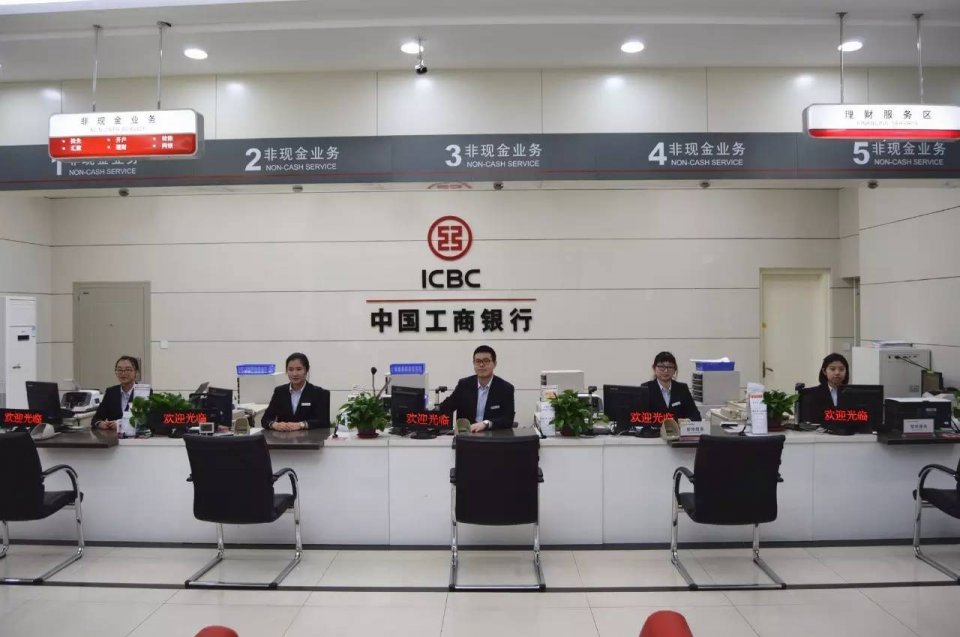 两人同时去银行，一个存500万，另一个贷5000万，行长会先接待谁