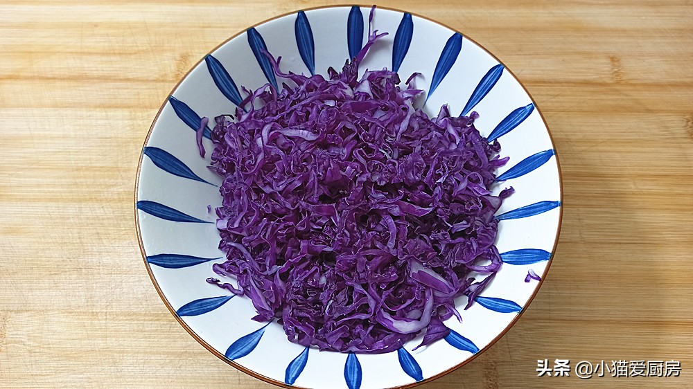 图片[9]-紫甘蓝别再炒着吃 教你一个简单好吃的做法 酸辣爽口 开胃下饭-起舞食谱网