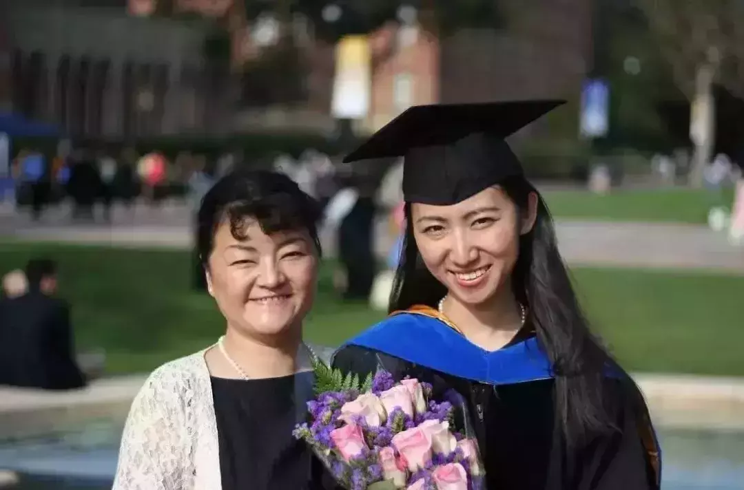 中国最牛闺蜜:一个是清华最年轻教授,一个帮世界首富“花钱”