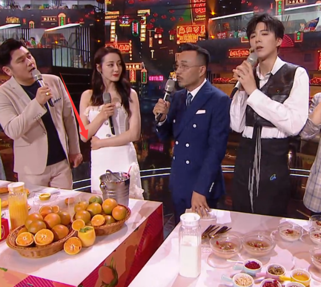 热巴参加直播活动，看清她的状态，才知女明星