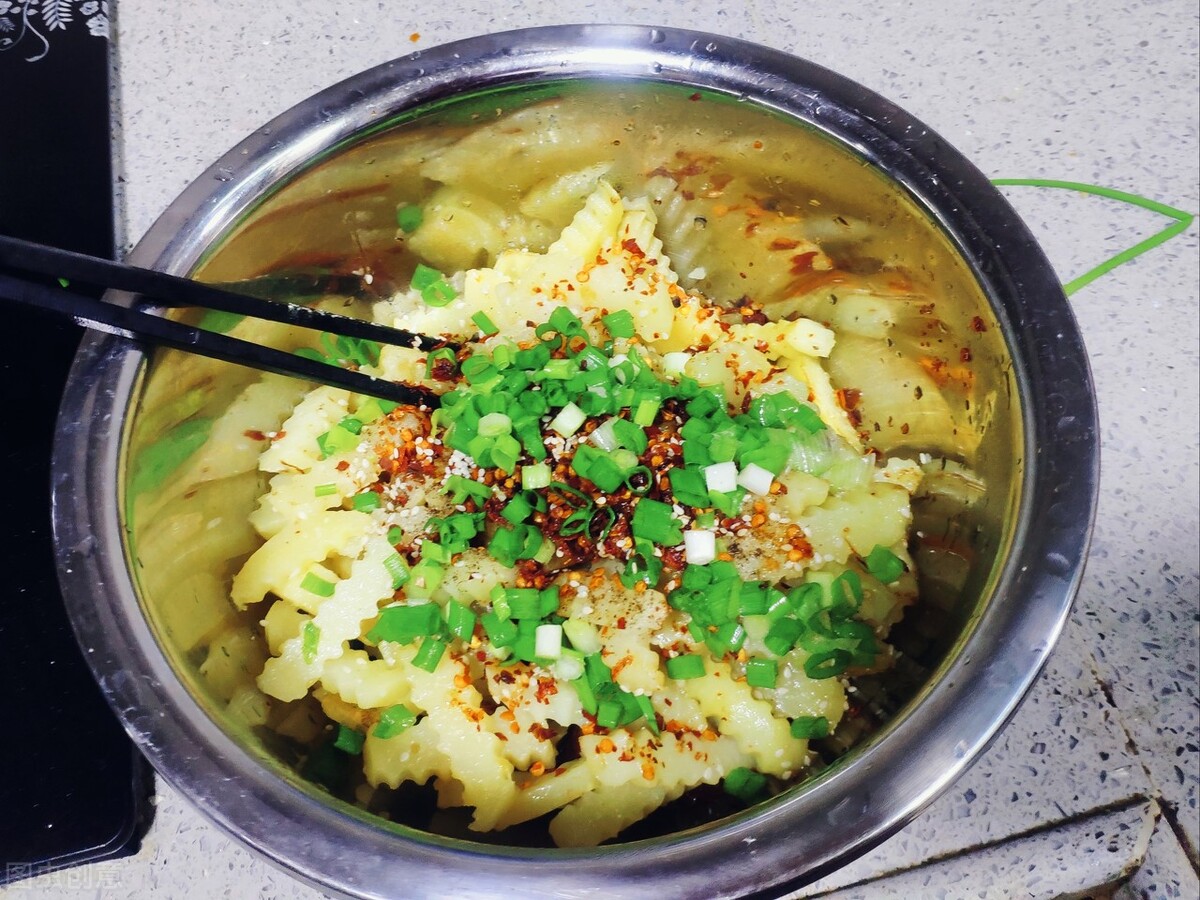 狼牙土豆看似简单，关键1步要牢记，香辣过瘾很入味，太巴适了