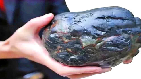 俄罗斯上空陨石被不明飞行物击穿事件，是真还是假？