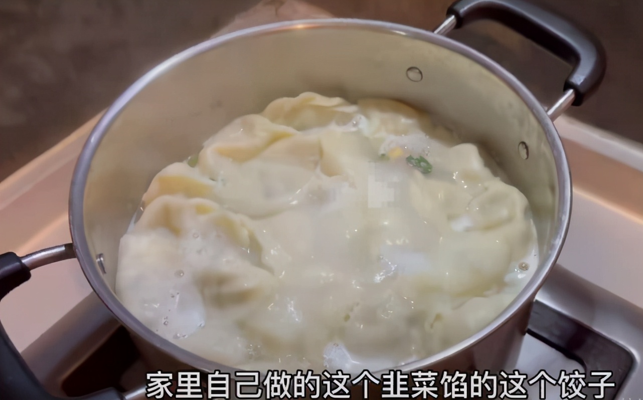 超淡定！ 胡杏兒上春晚前挺三胎孕肚做年夜飯，懷孕8月狀態超好